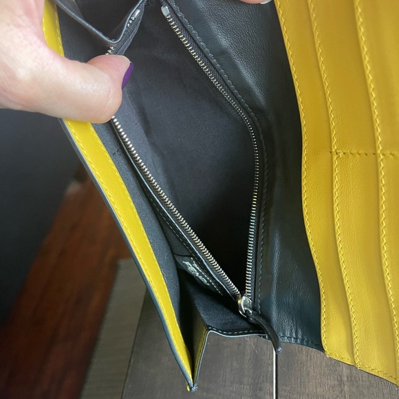 💛🖤EUC💛🖤 FENDI two-tone leather, 12-card slot wallet ❤️‍🔥🖤💛 - Picture 6 of 9